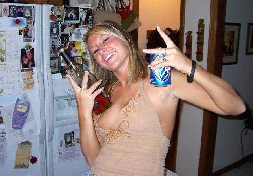 Шлюшка Кэт хвастается прелестями 6 фото