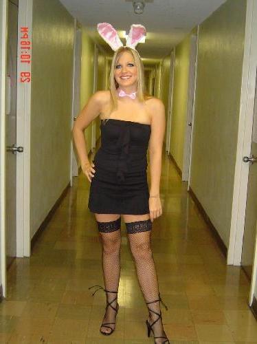 Шлюшка Кэт хвастается прелестями 3 фото