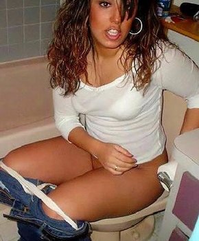 Шлюшка Кэт хвастается прелестями