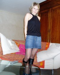 Тетка в джинсовой юбке показывает оттраханую пизду 4 фотография