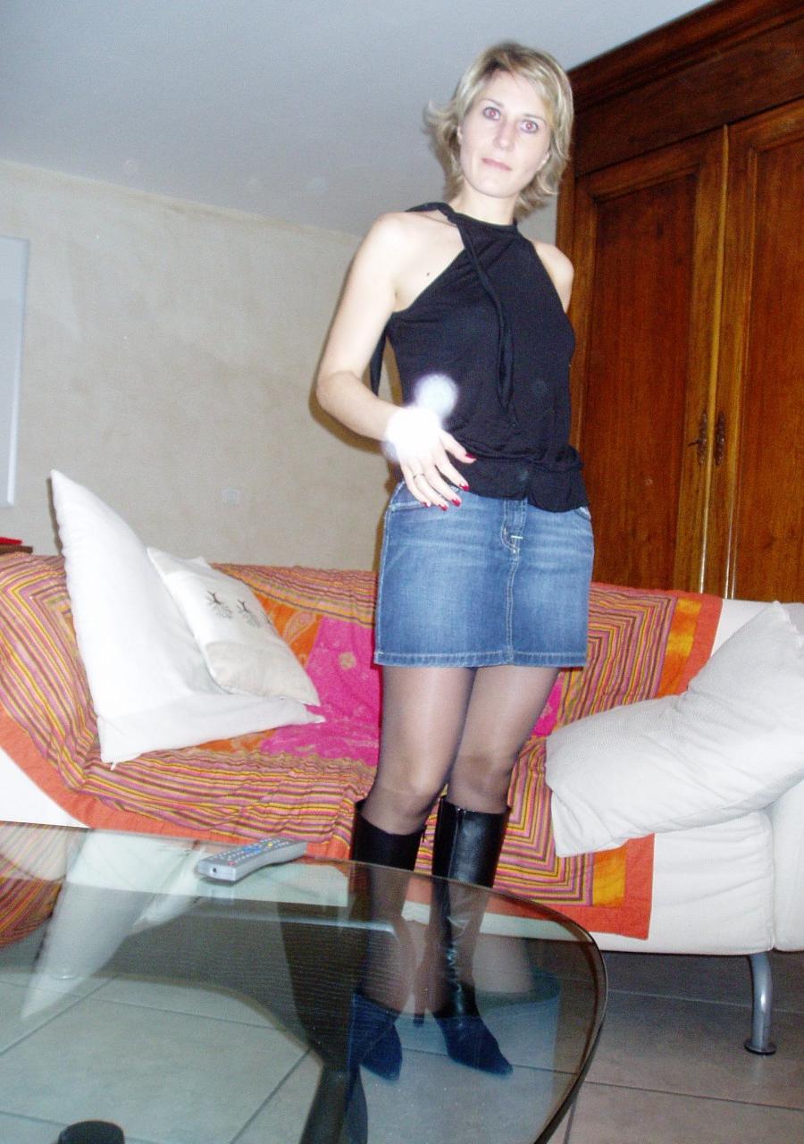 Тетка в джинсовой юбке показывает оттраханую пизду 11 фото