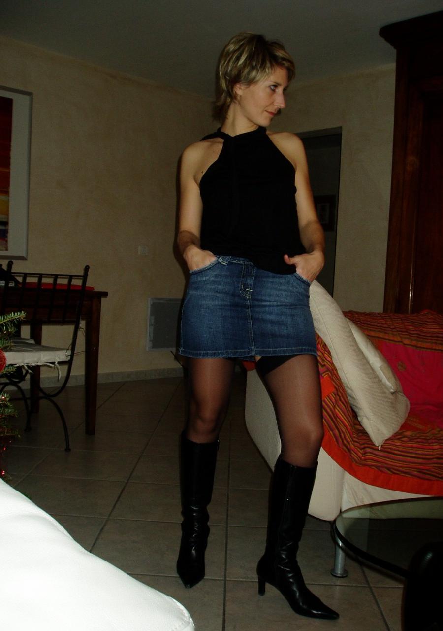 Тетка в джинсовой юбке показывает оттраханую пизду 5 фото