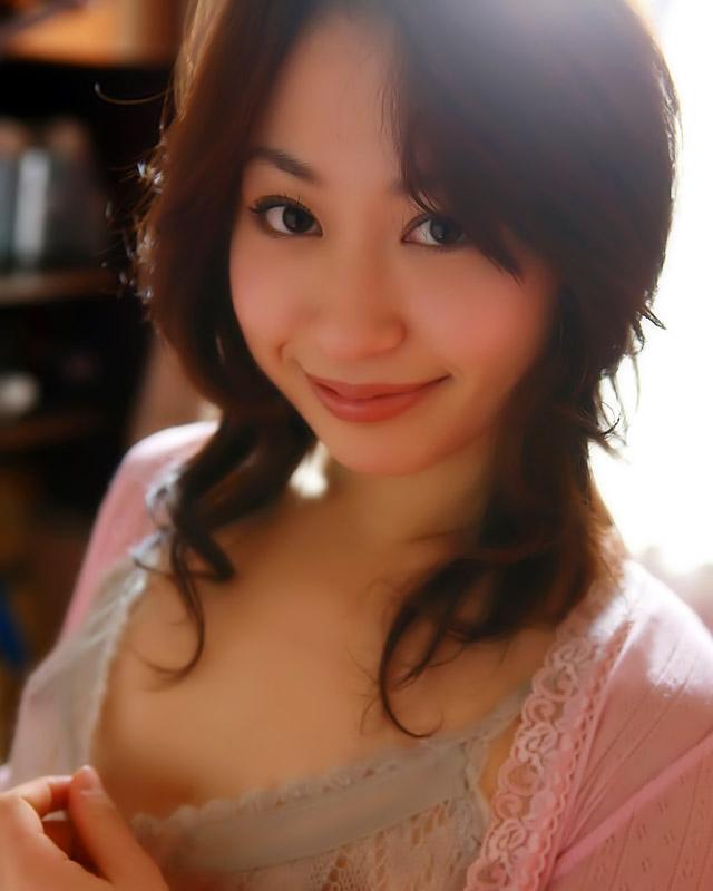 Азиатская конфетка с самого утра крутит своими прелестями перед парнем 14 фото