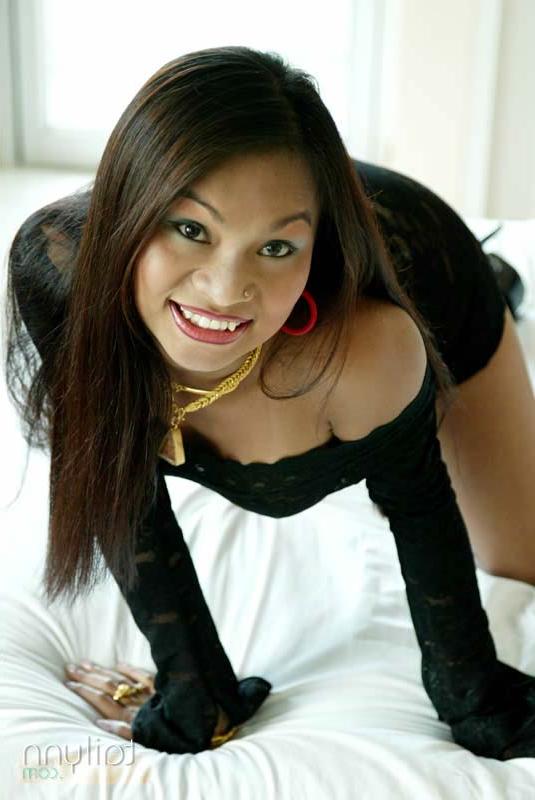 Красотка в обтягивающем платье желает траха 5 фото