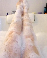 Подружка мылась в ванной и решила отсосать 8 фотография