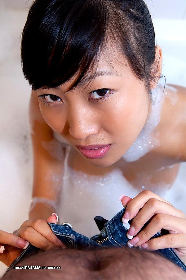 Подружка мылась в ванной и решила отсосать 12 фото