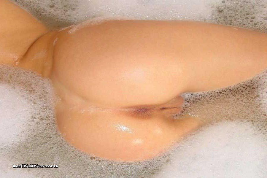 Подружка мылась в ванной и решила отсосать 10 фото