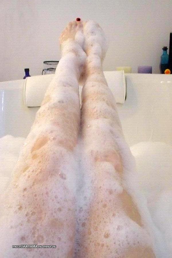 Подружка мылась в ванной и решила отсосать 8 фото