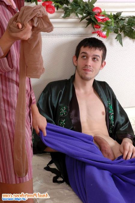 Парень дрочил свой член, а потом трахнул знакомую 3 фото