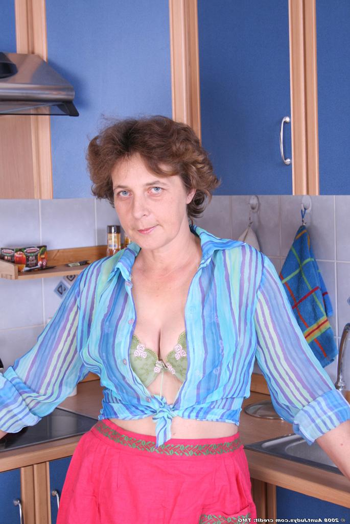 Зрелая домохозяйка устроила стриптиз на кухне 3 фото