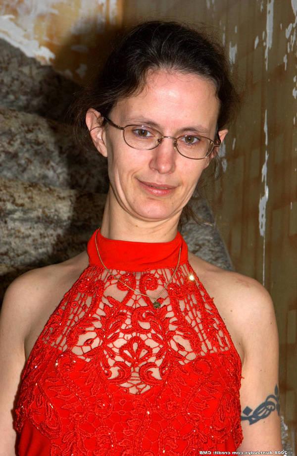 Старая алкоголичка мастурбирует, мечтая о молодом члене 3 фото