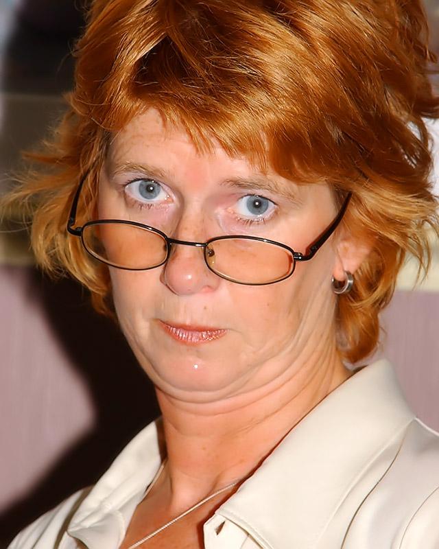 Зрелая шалава ласкает себя, мечтая о мужике 3 фото