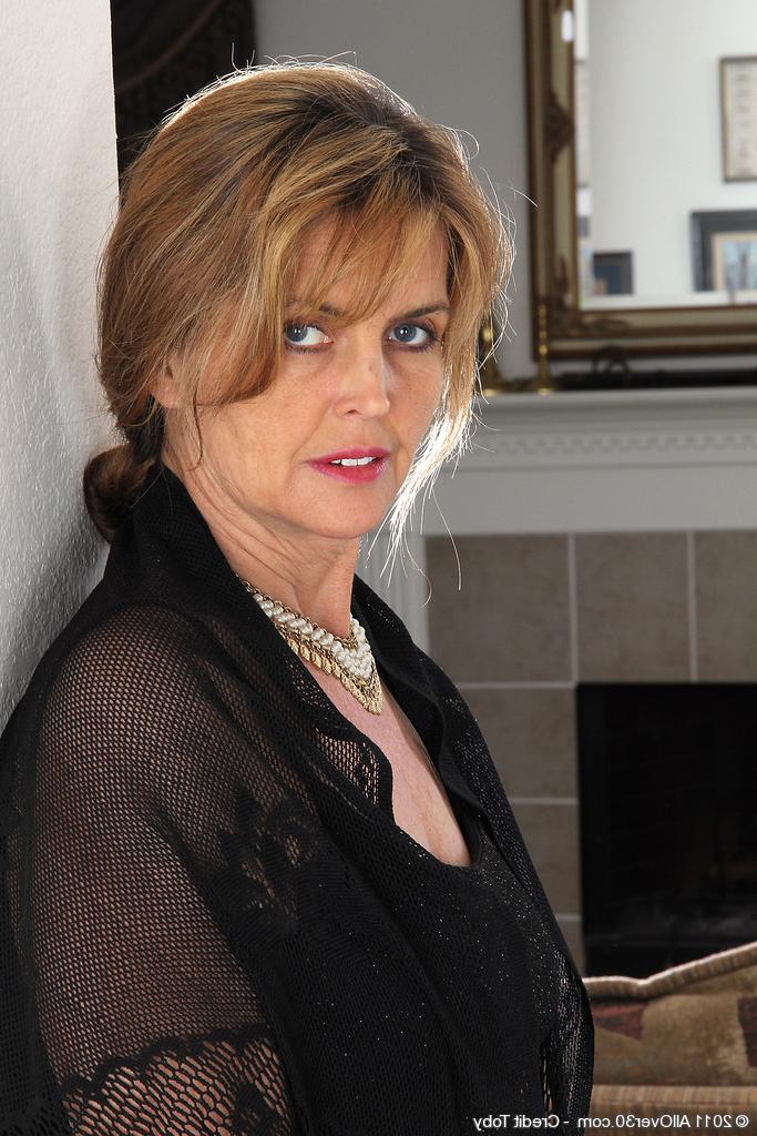 Она не молода, но между ногами у нее - горячо 2 фото