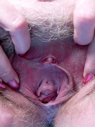 Шестидесятилетняя шалава ебет себя секс игрушкой 1 фото