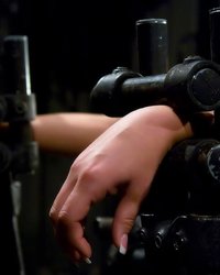 Извращенке делают больно, но она получает оргазм 11 фотография