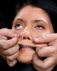 Извращенке делают больно, но она получает оргазм 6 фотография