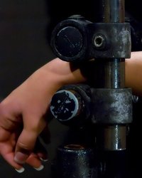 Извращенке делают больно, но она получает оргазм 5 фотография