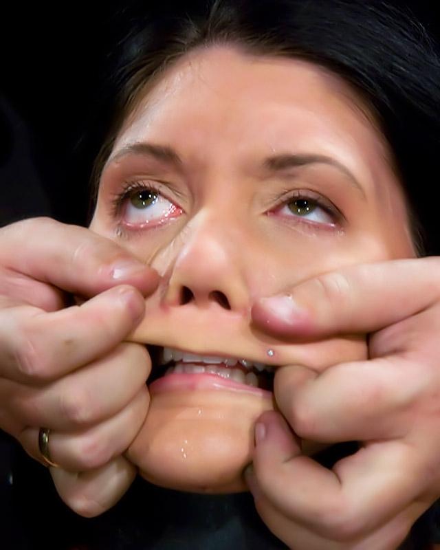 Извращенке делают больно, но она получает оргазм 6 фото