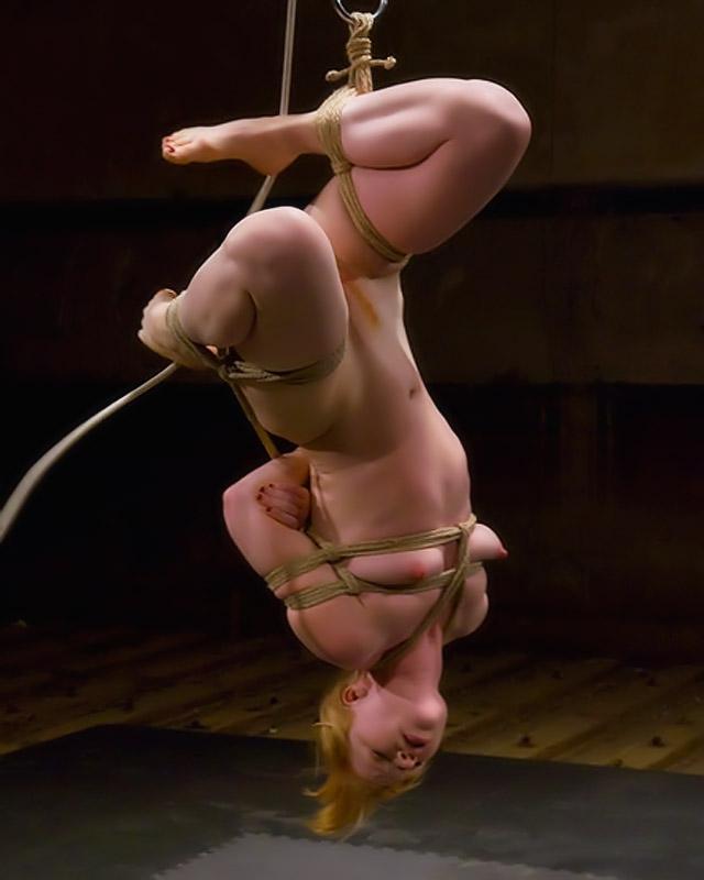 Связанная сучка получает сексуальное удовольствие 13 фото