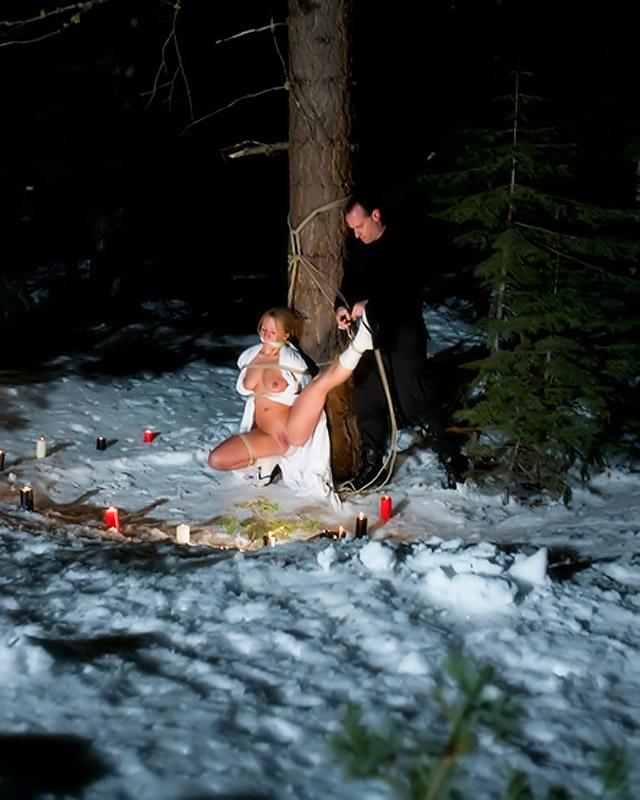 Телочку привязывают к дереву и сексуально унижают 14 фото