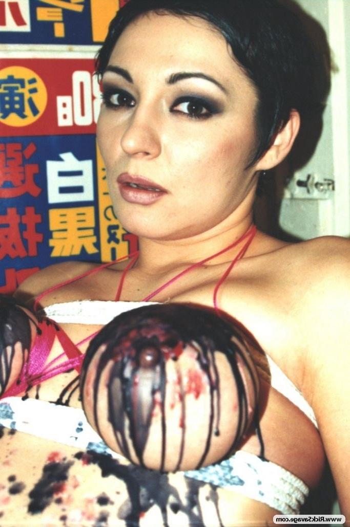 Коротковолосая шлюшка обожает бандаж 6 фото