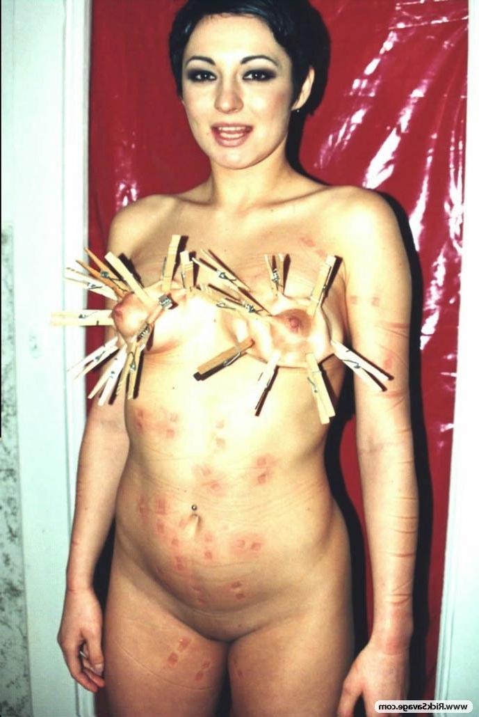 Коротковолосая шлюшка обожает бандаж 11 фото