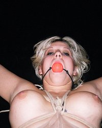 Бабу связали и собираются выебать по полной 7 фотография