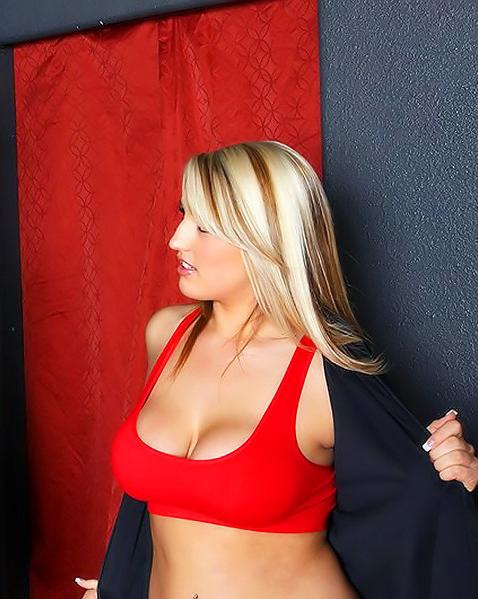 Мила дрочит парню своими сиськами и дает в пизду 4 фото