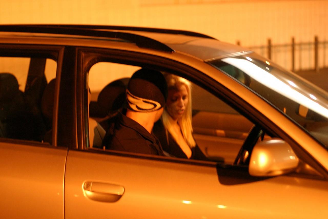 На скрытую камеру здоровый мужик прёт стройную телку 2 фото