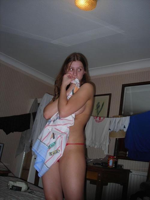 Малая сучка сначала делала стриптиз, а потом отсосала 15 фото