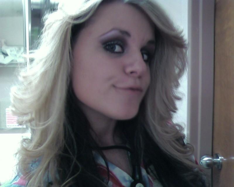 Валя любит показывать сиськи и засовывать в рот самотык 10 фото