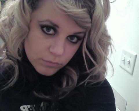 Валя любит показывать сиськи и засовывать в рот самотык 2 фото