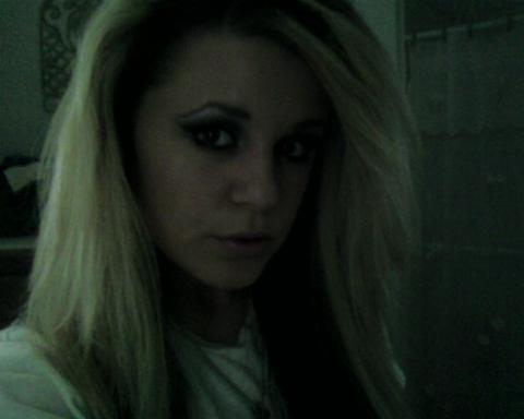 Валя любит показывать сиськи и засовывать в рот самотык 12 фото