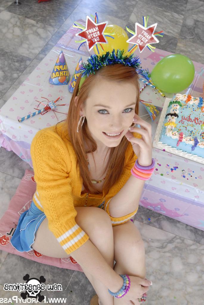 Шлюшку в желтой кофточке трахают сзади 3 фото