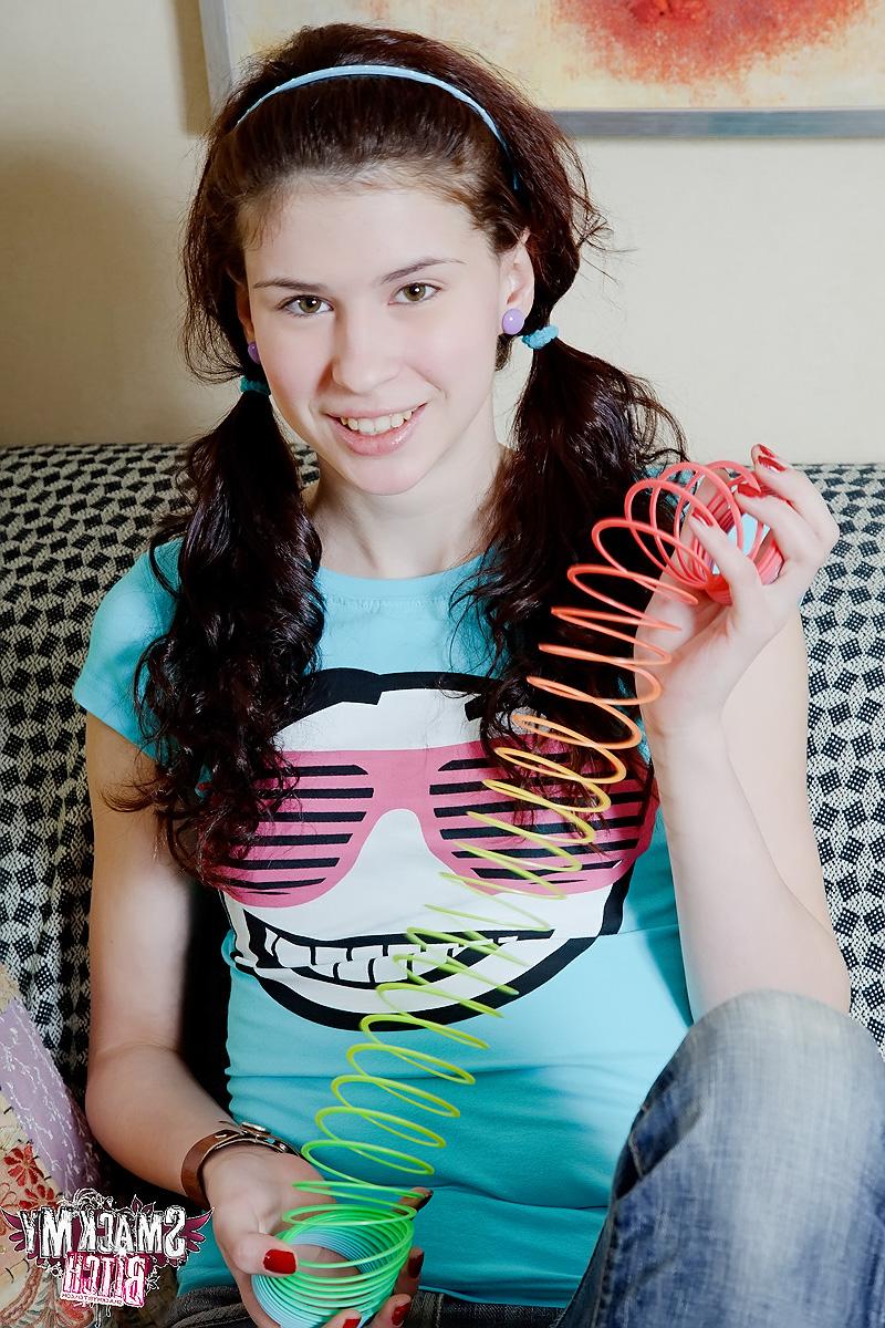 Тинейджер Костя подарил Оле на день рождения свой член 3 фото