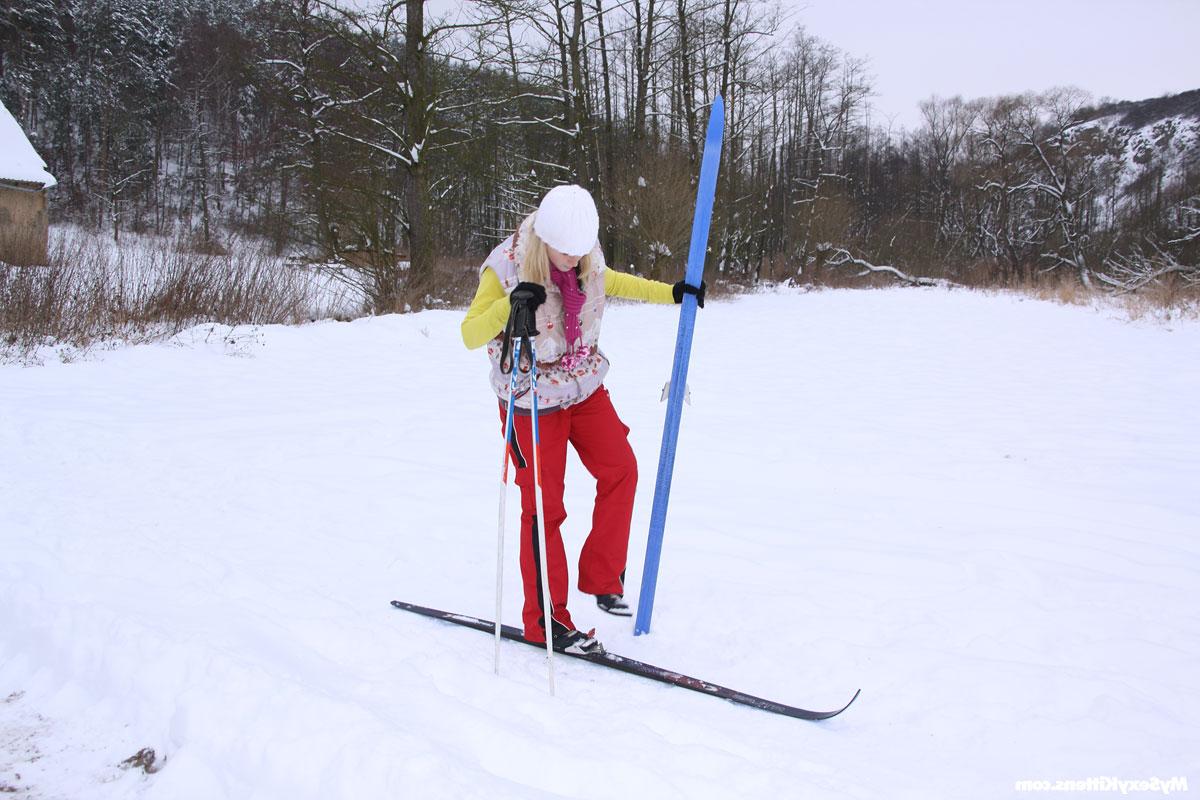 Познакомились на горнолыжном курорте и стали ебаться друг с другом 3 фото
