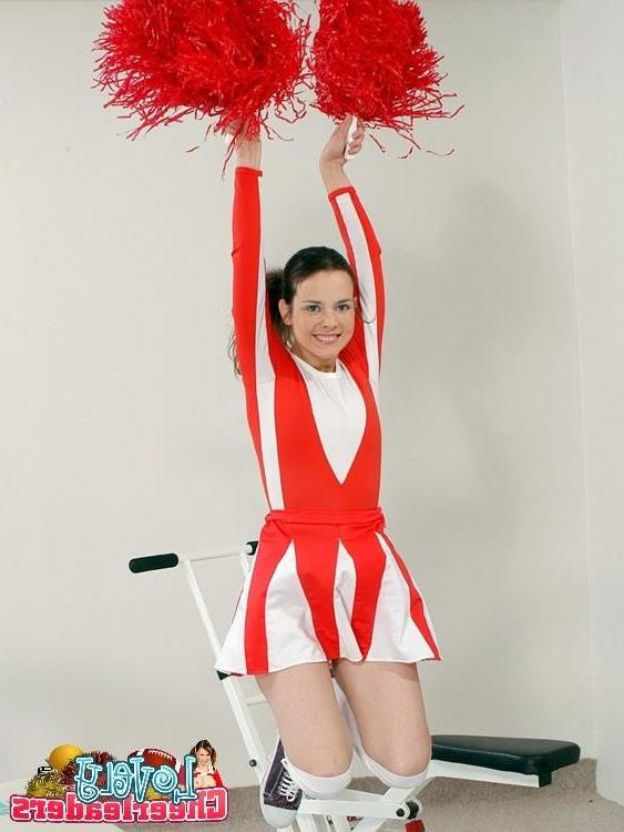 Мокрощелка возбудилась прямо в спортзале 1 фото