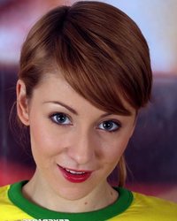 Блядская спортивная фанатка отдаст свою пизду любимым спортсменам 14 фотография