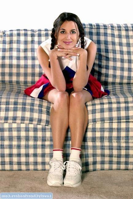 Семнадцатилетняя сучка мастурбирует на диване 3 фото