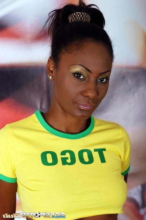 Темнокожая красавица любит футбол 1 фото