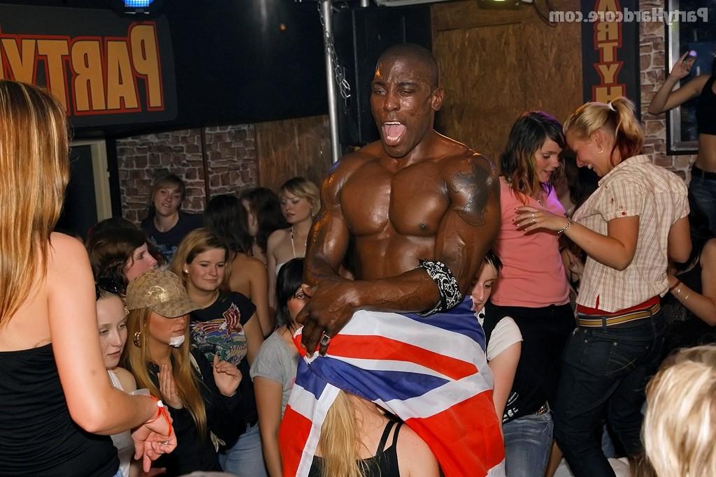 На вечеринке бабы отсасывают у стриптизеров 5 фото