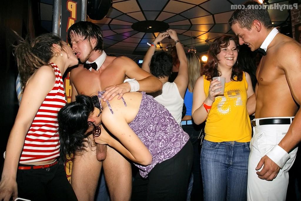 На вечеринке бабы отсасывают у стриптизеров 7 фото