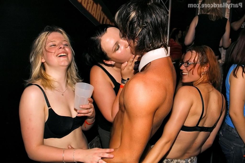 На вечеринке бабы отсасывают у стриптизеров 10 фото
