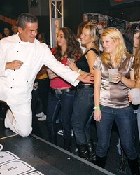 Подружки подарили имениннице ёбаря 6 фотография