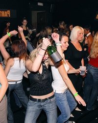 Подружки подарили имениннице ёбаря 23 фотография