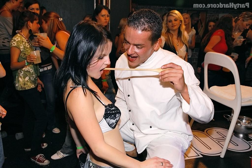 Подружки подарили имениннице ёбаря 4 фото