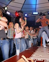 Пьяные девушки насосались мужских членов на вечеринке 3 фотография Пьяные девушки насосались мужских членов на вечеринке 3 фотография