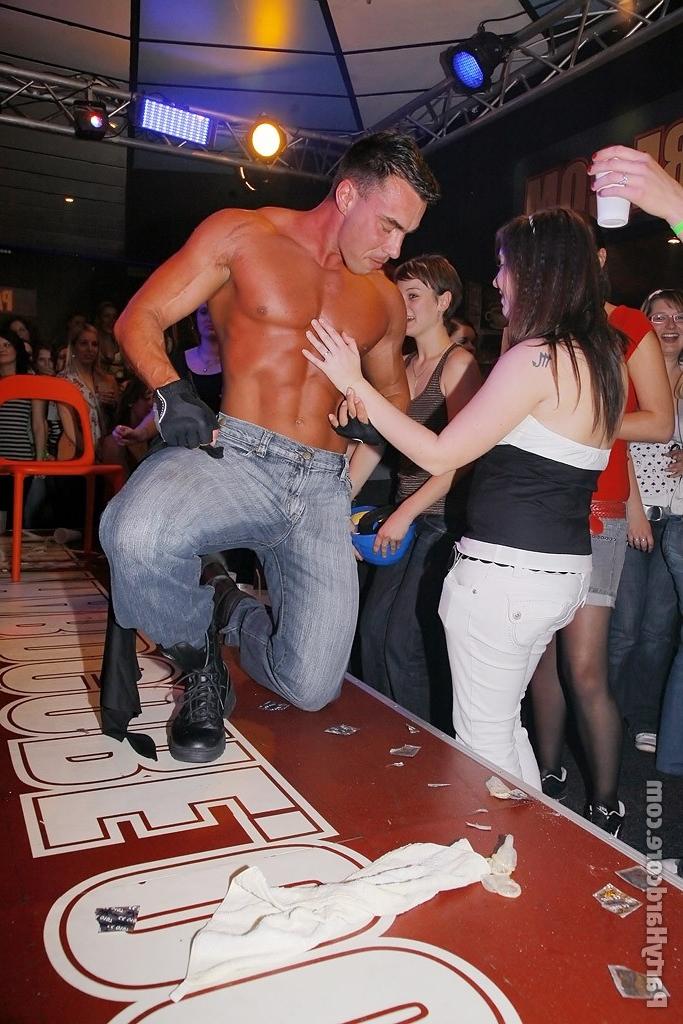 Пьяные девушки насосались мужских членов на вечеринке 2 фото