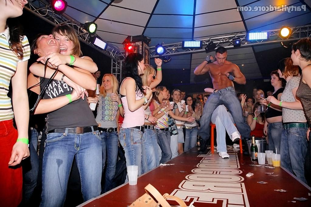 Пьяные девушки насосались мужских членов на вечеринке 3 фото