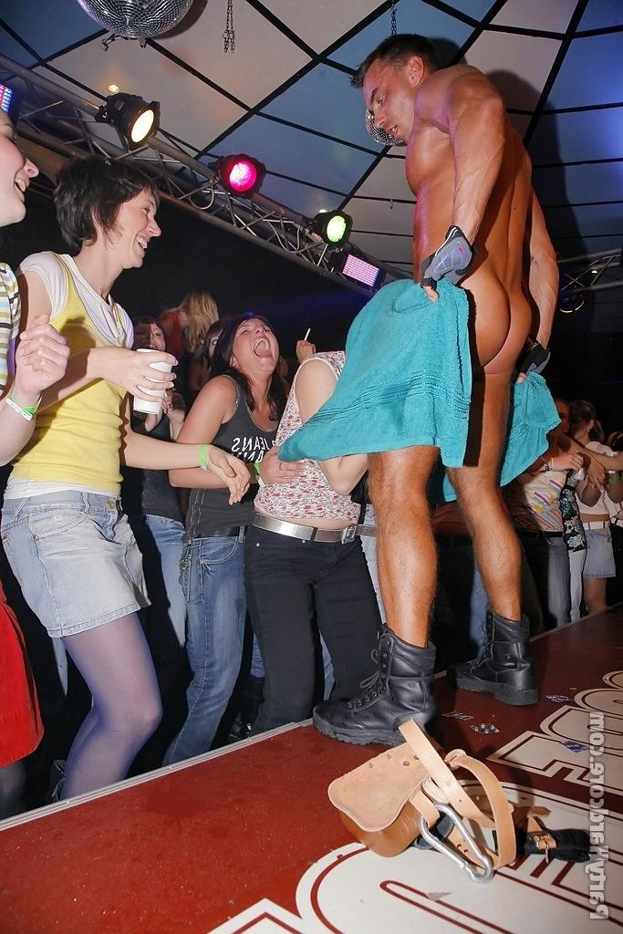 Пьяные девушки насосались мужских членов на вечеринке 5 фото